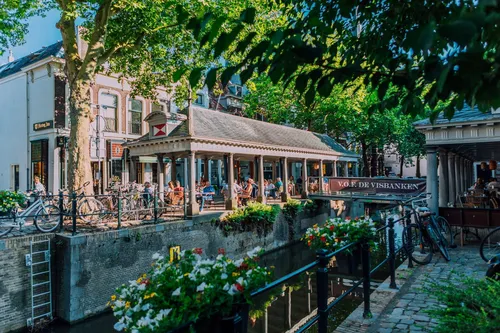 fietsen_onder_NAP_visbanken_Gouda_naamsvermelding VVV Gouda